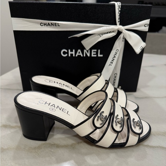 Chanel CC Turnlock Leather Sandals Size 38 White Black Mules NIB - Picture 3 of 15